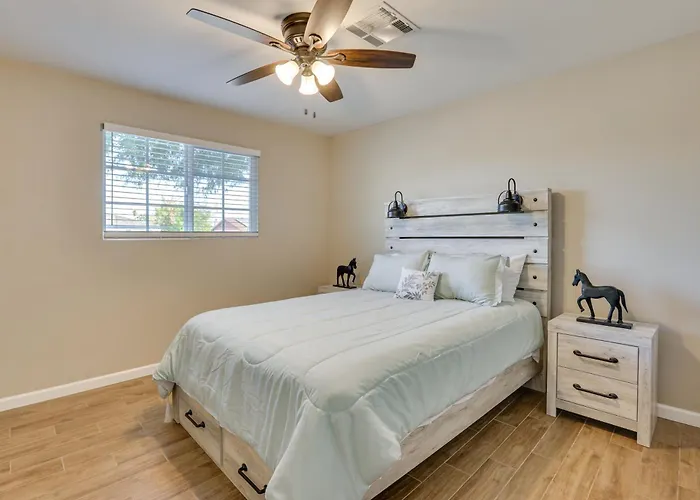 Centrally Located Oasis 1 Mi To Shadow Mountain! Holiday home Phoenix
